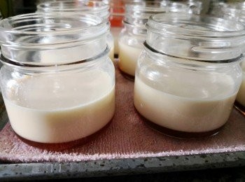 step3: 蛋糕的部份，將蛋，糖，坐著熱水中高速撥打到奶白色及體積升上一倍以上便可拌入過篩低筋粉