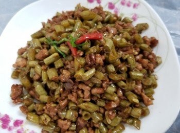 step5: 適量瘦肉切粒加入生抽、糖及粟粉撈勻，再加入少許生油撈勻，爆香肉粒，加入酸豆角炒至熟，喜歡食辣的朋友可以再加入辣椒炒香，根據自己的口味加入生抽或鹽調味