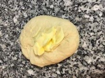 step4: 取出<span class="group_2">麵糰</span>，揉個5-8分鐘，讓<span class="group_2">麵糰</span>均勻後，加入無鹽奶油，揉到奶油完全被<span class="group_2">麵糰</span>吸收即可。（這個步驟雖然很濕黏，可是等到<span class="group_2">麵糰</span>揉出筋後，<span class="group_2">麵糰</span>就會把奶油都吸收，且<span class="group_2">麵糰</span>變柔軟。