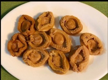 step1: 將罐頭打開，取出鮑魚一，而鮑魚汁倒入碗中備用。