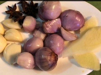 step3: 用中高火燒熱鍋，放入少許油，炒香乾蔥，蒜及薑片，