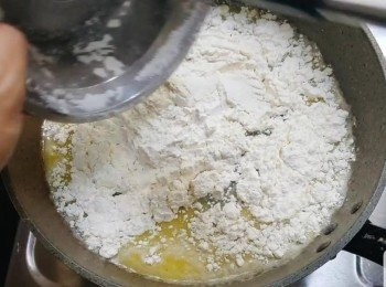 step4: 倒入已過篩的面粉。