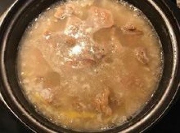 step9: 趁粥大滾時，放入醃好的牛肉片；