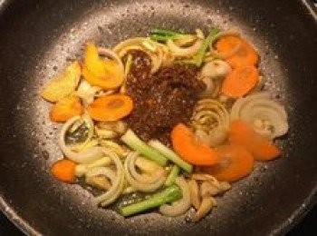 step7: 放入紅蘿蔔片和辣豆瓣醬略炒；