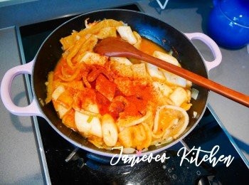 step8: 如果不夠紅，可以再加甜椒粉調至理想顏色。用小火煮至醬汁濃稠。