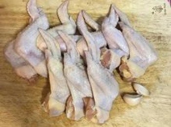 step1: 三節翅與蒜頭洗淨；