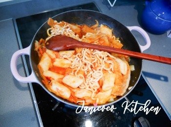 step9: 最後加入已泡軟的拉麵稍微翻炒一下。