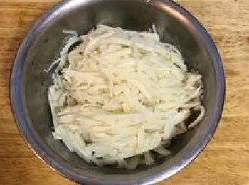 step6: 煮湯時先將酸筍片切絲；花枝丸1切成4(有加花枝丸湯頭更鮮甜）；