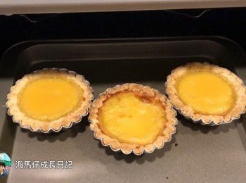step6: 預熱焗爐至200度，焗10分鐘至<span class="group_1">撻皮</span>轉金黃色; 再打開焗爐2-3cm 以170度再焗10-12分鐘; 之後關火及關門以餘溫焗多5分鐘