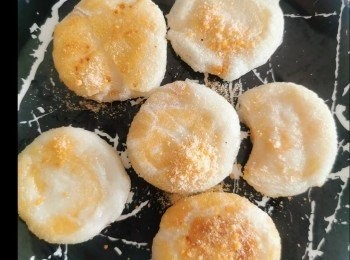 step1: 將適量嘅水同糯米粉拌勻成光滑粉團
然後分成小份
按平，將紅糖放中間
再搓成小球
加油熱鑊
按平放鑊內兩邊煎成脆面即成