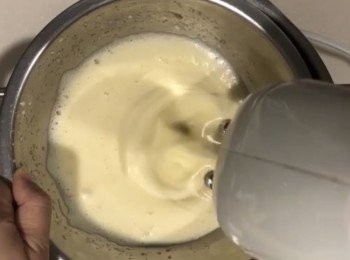 step3: 低筋麵粉過篩2次後，加入蛋糊內輕輕攪拌好