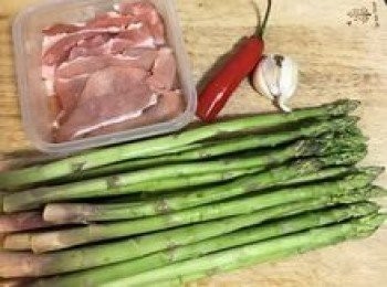 step1: 不喜太油就挑里肌肉片，喜歡有點肥肉者可選擇五花或梅花豬肉片，家常料理很隨興，漢子則是利用了吃火鍋剩下的里肌肉片和兩片五花肉片一起炒，都很好吃喔！