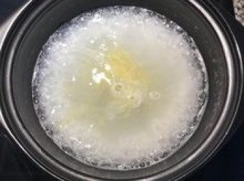 step7: 當粥煮出濃稠感後，放入薑絲再滾一下；