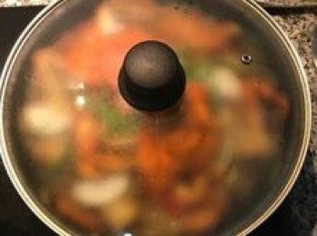 step12: 再擺上兩個蟹殼；接著蓋上鍋蓋關火悶3分鐘；