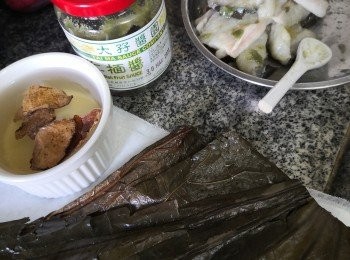 step1: 先備好所有材料，鱔片去骨用粗塩省淨沖走隔乾水份備用