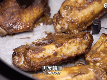 step3: 再反轉面，灑上芝麻粒再炸15分鐘至金黃熟透。 Turn over and sprinkle sesame on chicken wings, air fry 15mins more until it golden and cooked