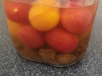 step3: 將蕃茄加入話梅水浸一天，蕃茄取出撒上少許話梅粉，即成。（沒有話梅粉可免。）