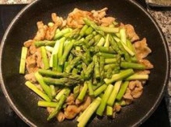 step10: 再加入蘆筍尾快炒；