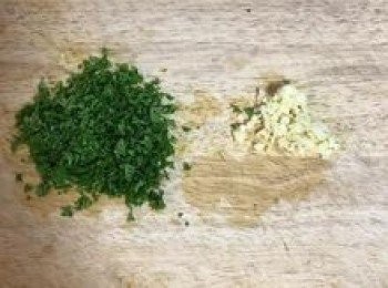 step9: 炸雞翅時順便將蒜切末、巴西里葉切末；