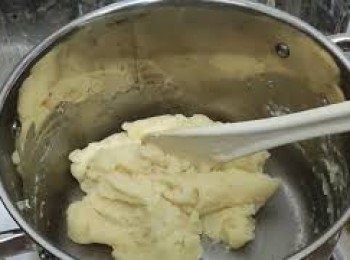 step4: 用木鏟不停大力攪拌, 翻炒!  (動作要快)
直到水和粉完全融合(重要)