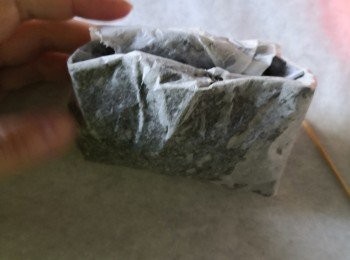 step3: 將鱔片依序放胡椒粉，酒，仁稔醬，生粉，陳皮絲略醃最上面唧上少許柚子芥茉