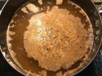 step5: 將高湯料放入鍋裡，加水中火煮滾；