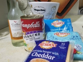 step1: 一開始落半支小白酒慢火煮，煮1~2分鐘
