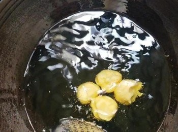 step11: 鍋內入油。開小火等油溫至70度時放入面團。