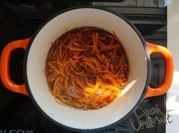 step6: 其間要不停攪拌避免煮燶，直至水分收乾一半，熄火