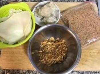 step1: 酸筍片先用流動水洗淨；花枝丸退冰；高湯料都先秤好裝一起。