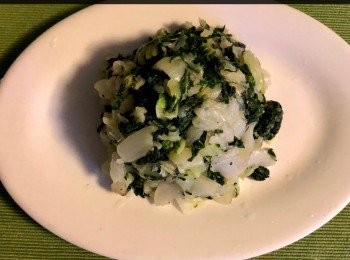 step5: 燒一鍋水，水滾放入 2 片薑、適量鹽、油，灼數分鐘至軟身後撈起。然後將白菜切碎，榨乾水後備用。