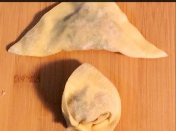 step7: 將雲吞皮四邊用少許水沾上，放入餡料於雲吞皮中間，把它打側成三角形，然後對摺，收口壓實成金元寶形狀。