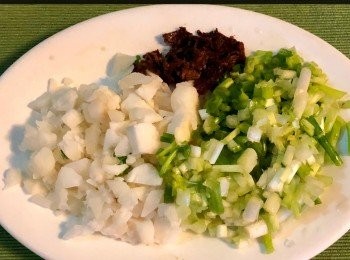 step3: 馬蹄用刀拍碎。浸軟的陳皮後切碎及青蔥未。