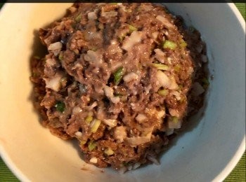 step4: 首先將素牛絞肉 Beyond Burger 未來漢堡，放入容器內，加入所以配料及調味料，蔥末和碎陳皮一起拌勻。然後將素牛肉撻到滑一滑後備用。