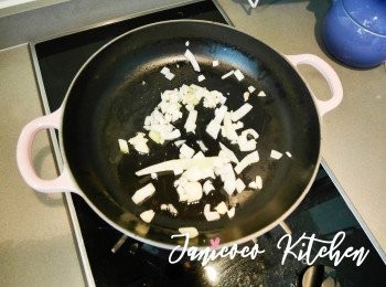 step3: 下油開鍋，油熱後加蒜和洋蔥。