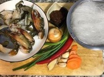 step1: 冬粉冷水泡軟；螃蟹刷洗乾淨，拆解後蟹身切成4塊，蟹螯則蓋著布拍敲開；