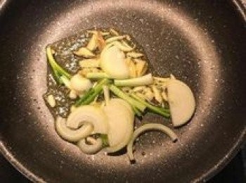 step6: 炒鍋裡放些橄欖油，放入蒜、薑、蔥白和1半的洋蔥炒香；