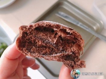step7: 預熱焗爐，入爐前在包上灑少許高筋麵粉，再以180度焗16-18分鐘