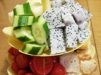 step4: 大家可以準備自己喜歡食的<span class="group_1">食材</span>配芝士火鍋來吃，法包+西蘭花，蕃茄仔，青瓜同水果都好夾，仲可以配埋腸仔來一起食♡大家都試下煮♡