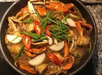 step11: 放入剩下的半顆洋蔥、辣椒及蔥綠；