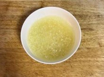 step4: 蒜頭拍扁去皮擠成泥後，加入適量的可飲用水即成蒜頭水。