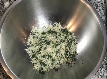 step12: 接著倒到大鍋中並放入帕馬森起司粉、少許的鹽和黑胡椒粉拌勻；