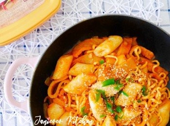 step10: 加芝麻和蔥花即可上碟。