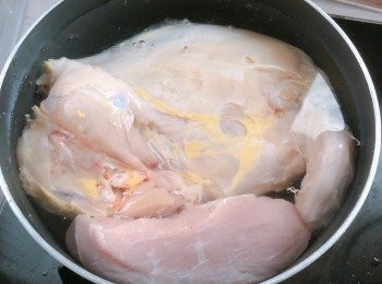 step2: 雞/瘦肉飛水（凍水落直至啲雜質浮哂出嚟）
之後沖洗乾淨
飛完水之後清乾淨雞腔入面嘅雜質（飛完水好易整得甩㗎啦）