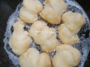 step12: 全程小火炸至大約4~5倍大爆開然后開大火炸至金黃色即可。