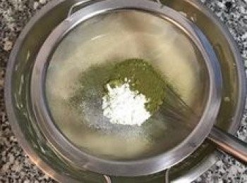 step9: 篩入抹茶粉與玉米粉；