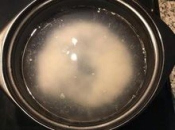 step4: 再加入約600g的水到砂鍋中開大火煮滾後轉中火續煮；