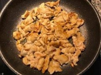 step8: 下醃好的肉片煎炒，一面上色了再翻面，因為有事先抓醃過，不用擔心肉片會炒柴掉喔～