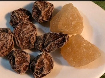 step4: 然後加入豬蹄煎至表面金黃色，加紹興酒、鎮江醋、老抽、生抽、八角、話梅、冰糖及水煮滾，然後調至中火，滾後將蓋上蓋，以細火燜1個半小時至豬蹄軟腍，熄火後再焗半小時。