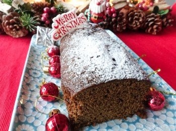 step5: 將麵糊倒入鋪有烘焙紙的蛋糕模內，放入已預熱170度C焗爐，焗約一個小時或至蛋糕全熟即成！